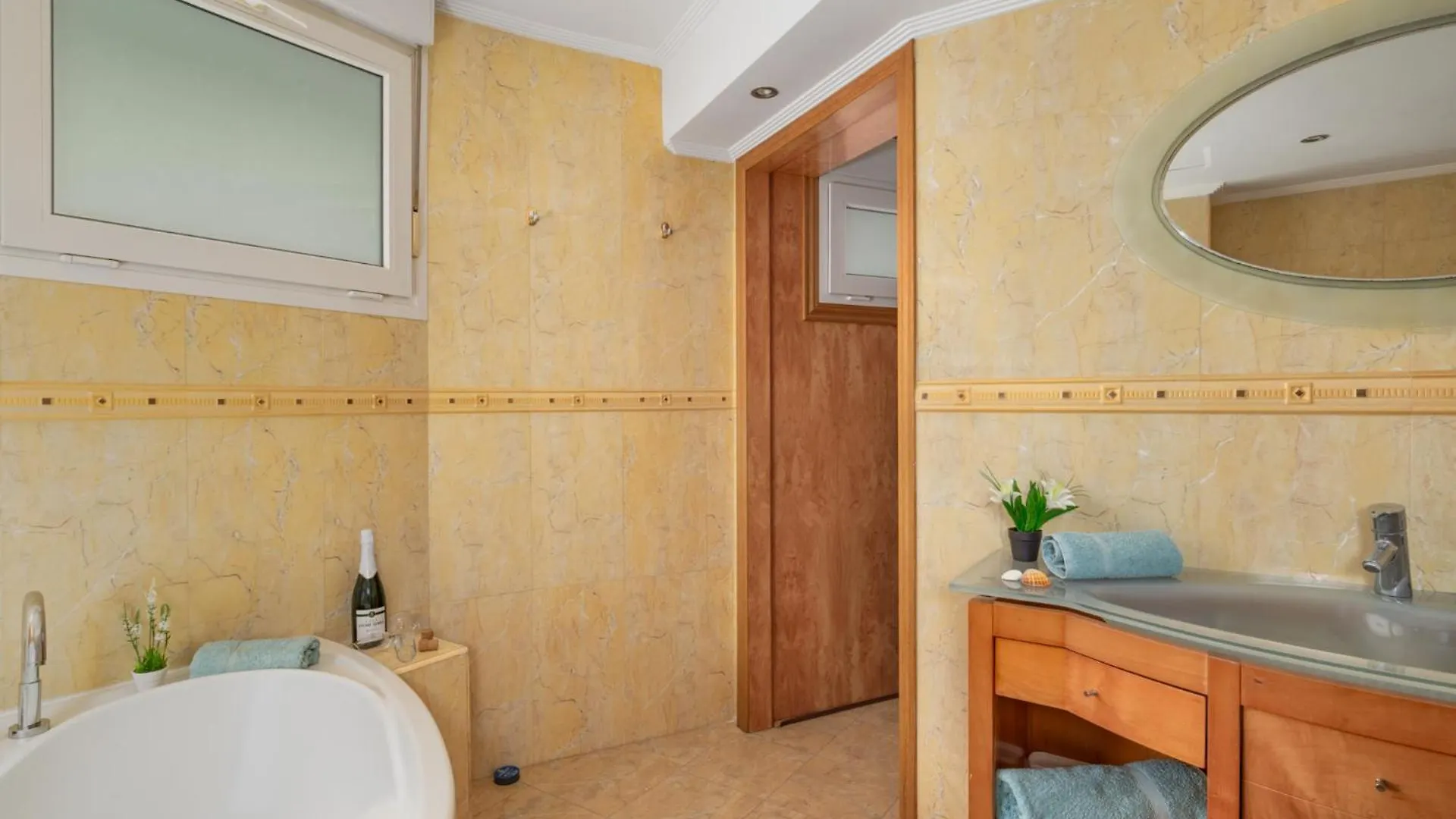Apartment Beachfront, Two Bed- & Bathrooms, Private Parking Fuengirola Spain