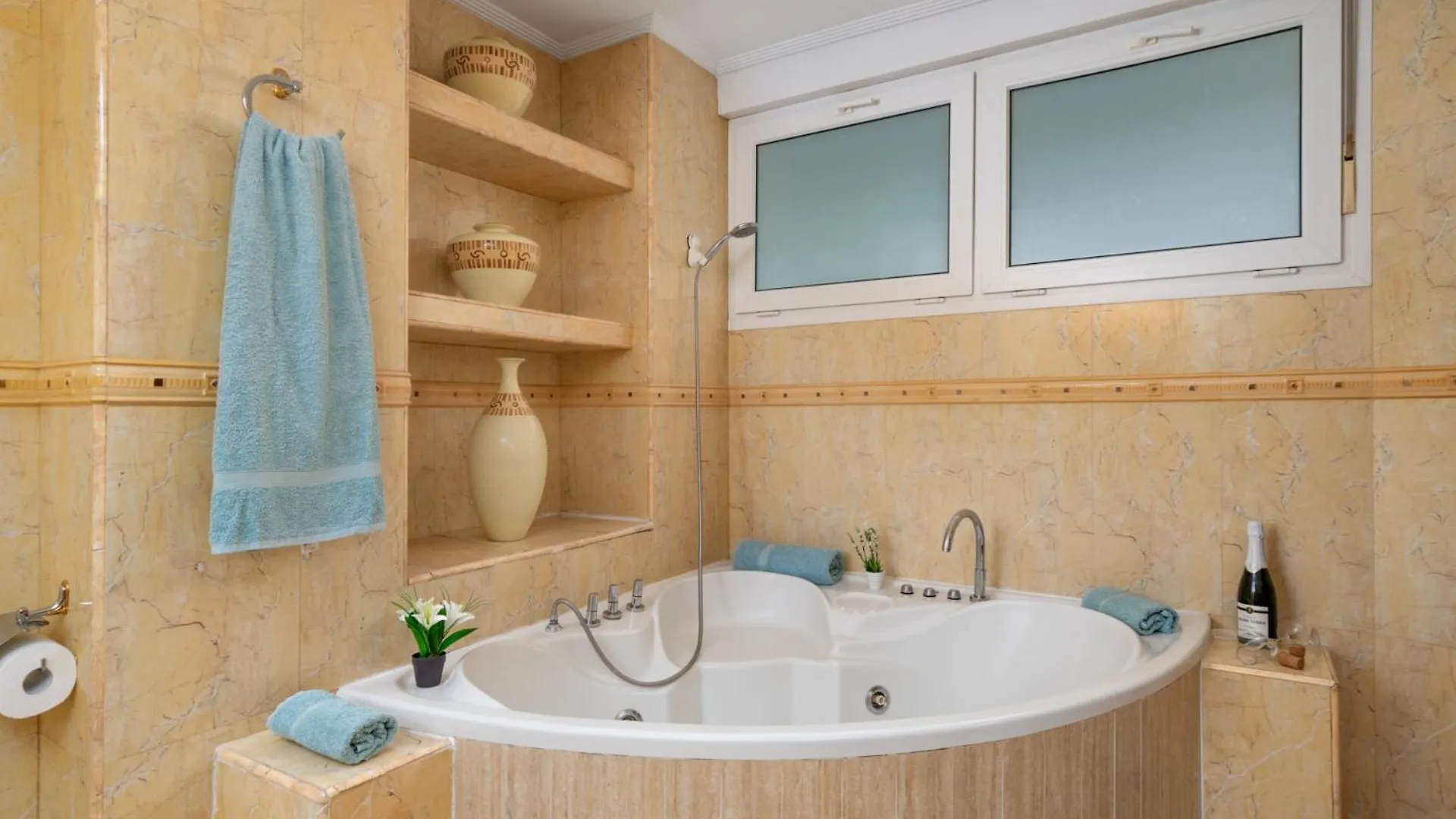 Beachfront, Two Bed- & Bathrooms, Private Parking Фуэнхирола