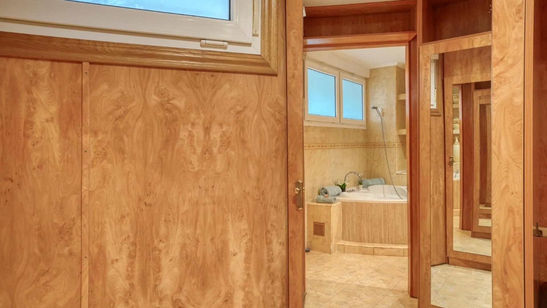 Beachfront, Two Bed- & Bathrooms, Private Parking Фуэнхирола