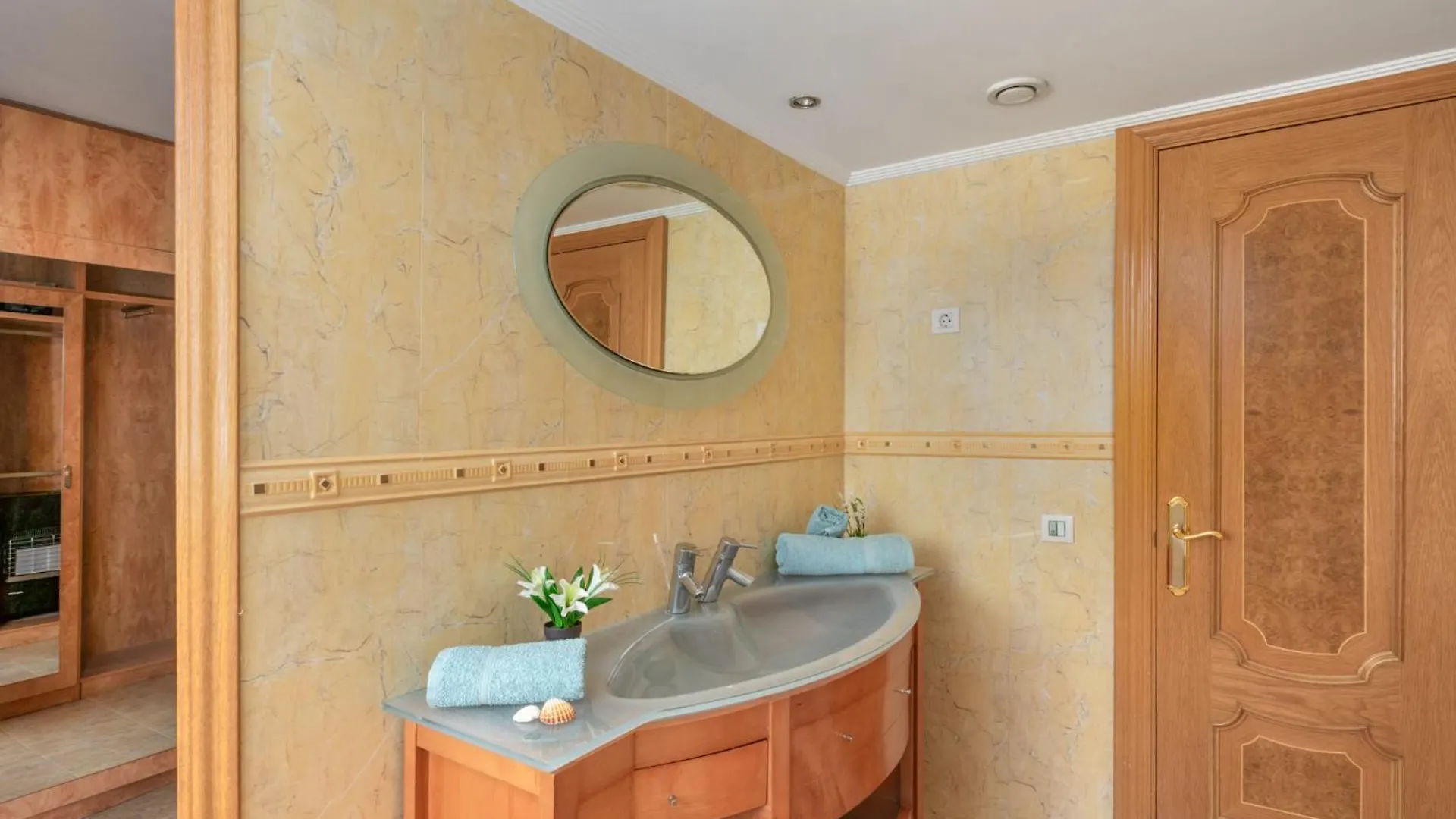 Beachfront, Two Bed- & Bathrooms, Private Parking Fuengirola Hiszpania
