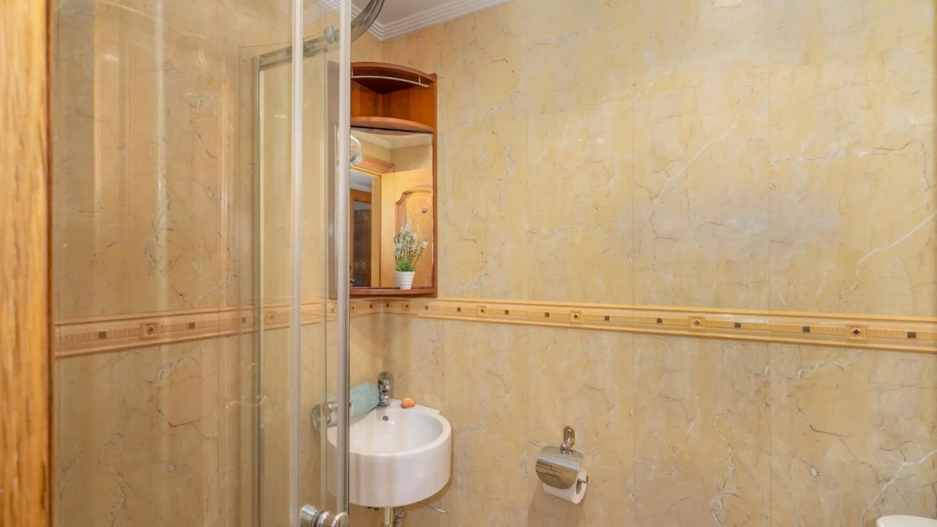 Beachfront, Two Bed- & Bathrooms, Private Parking Fuengirola Apartment