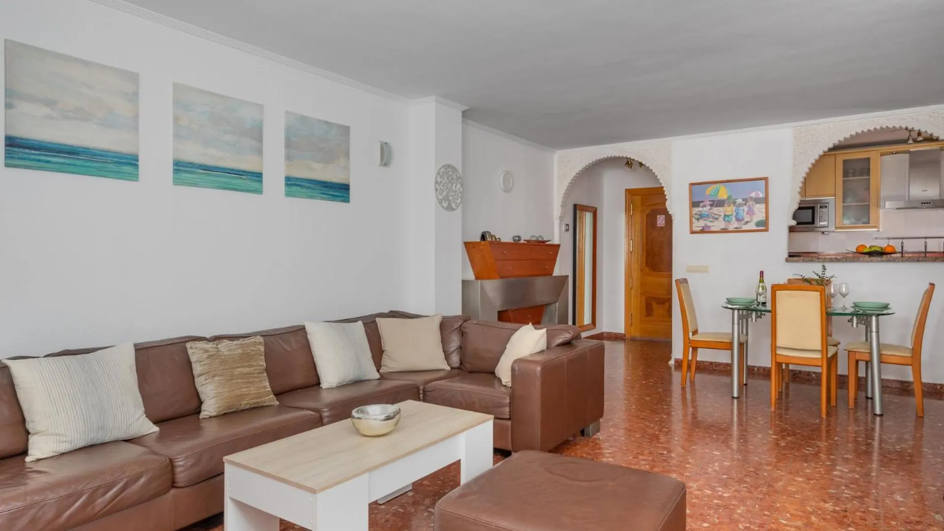 Beachfront, Two Bed- & Bathrooms, Private Parking Fuengirola Apartament