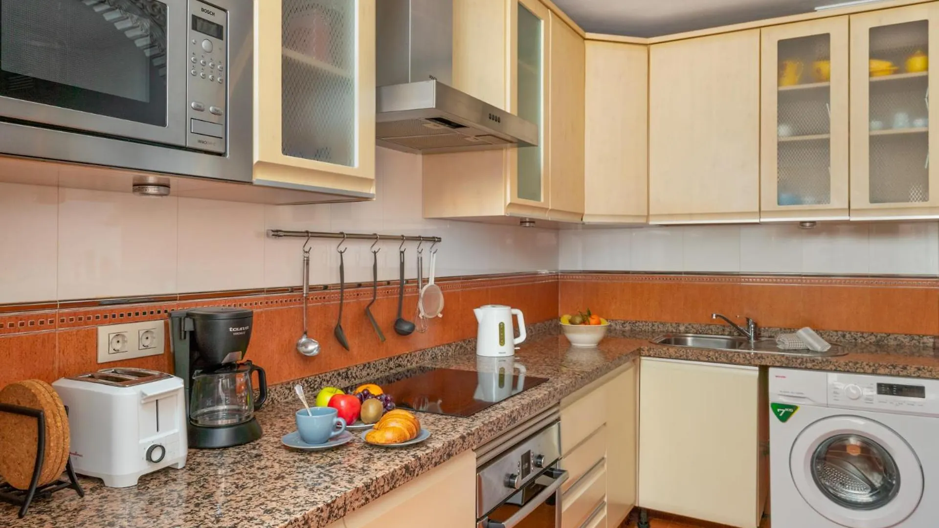 Beachfront, Two Bed- & Bathrooms, Private Parking Fuengirola 0*,  Hiszpania